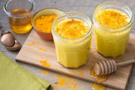 Bevanda calda al latte, miele e curcuma