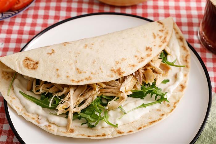 Rotolo di piadina con pollo, rucola e formaggio spalmabile