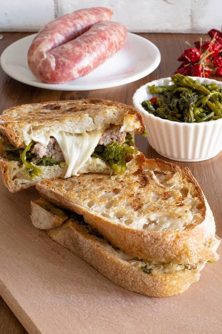 Bruschettone mediterraneo con salsiccia, friarielli e provol