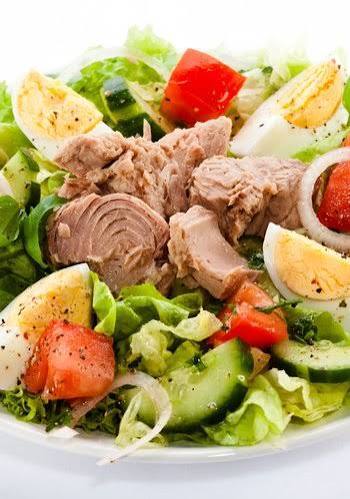 Insalata fredda mediterranea con tonno