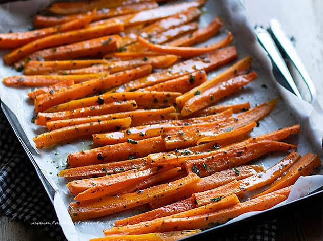Carote al forno aromatiche: un contorno semplice e gustoso