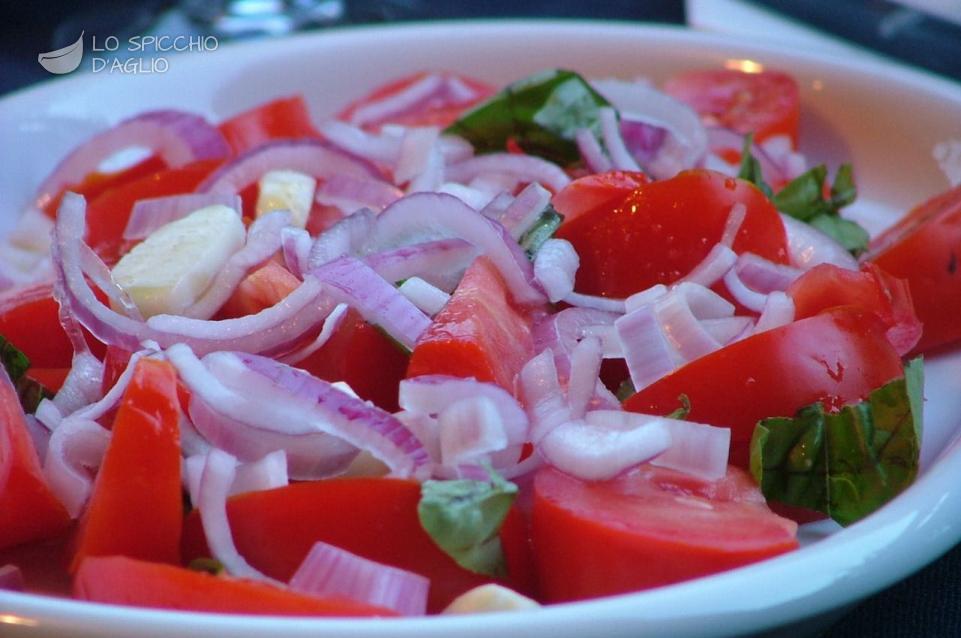 Insalata di pomodori, cipolla e basilico