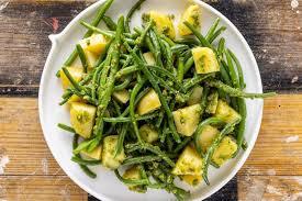 Insalata di fagiolini, patate e pesto leggero