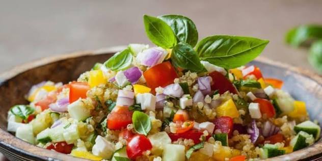 Insalata mista fredda: fresca, colorata e gustosa