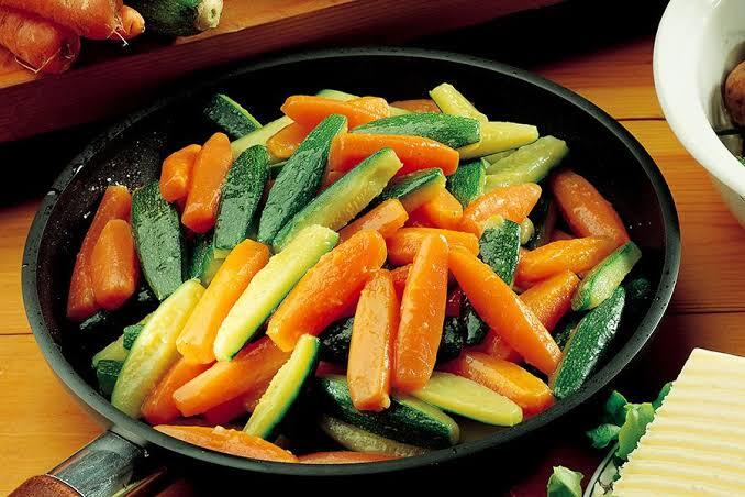 Zucchine e carote in padella: contorno semplice e gustoso