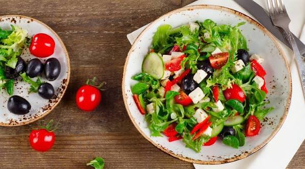 Insalata Fresca Mediterranea: un contorno leggero e gustoso