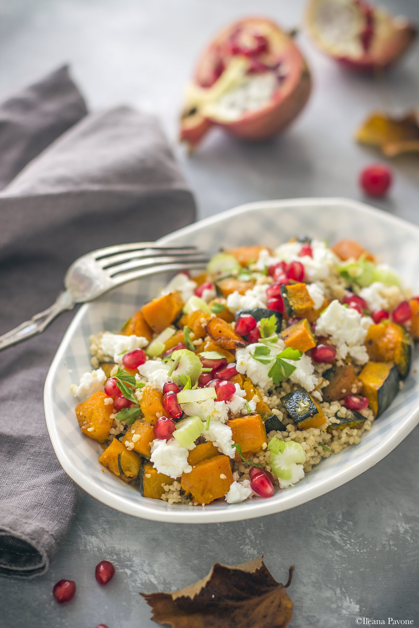 Insalata autunnale con zucca arrosto, feta e melograno