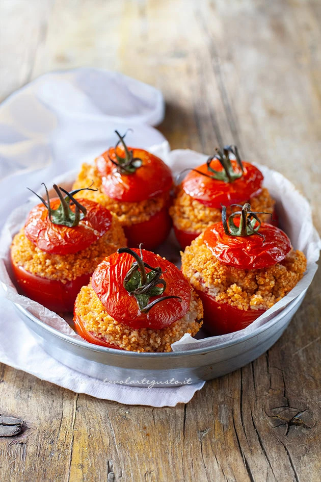 Pomodori ripieni freddi con cous cous e erbe aromatiche