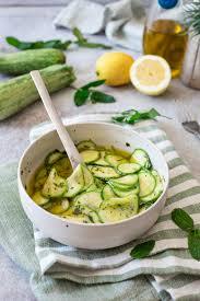 Insalata estiva di zucchine, limone e menta