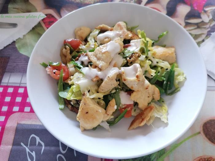Insalatona con pollo, noci e formaggio