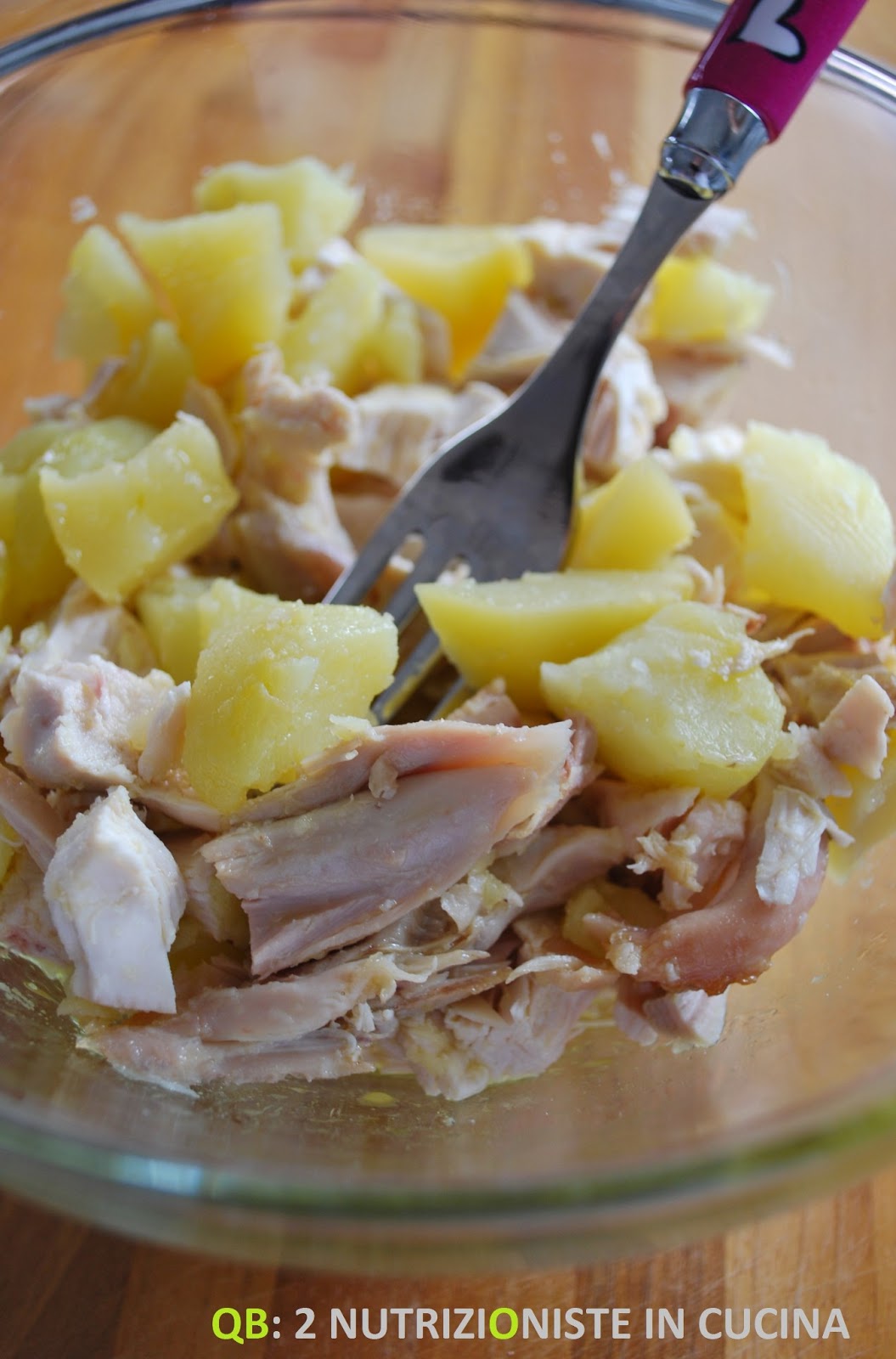 Insalata di pollo e verdure croccanti con contorno di patate