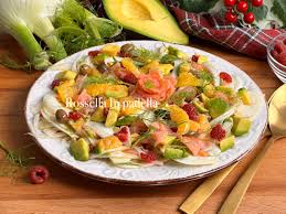 Insalata completa con pollo, avocado e verdure croccanti