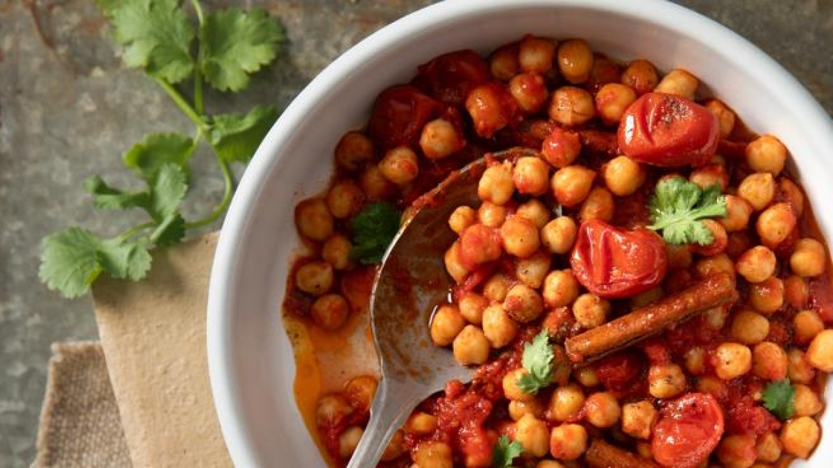 Ceci speziati in padella con spinaci e pomodori secchi
