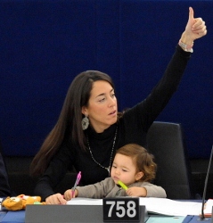 Licia Ronzulli: mamma politica, un segno di sincerità