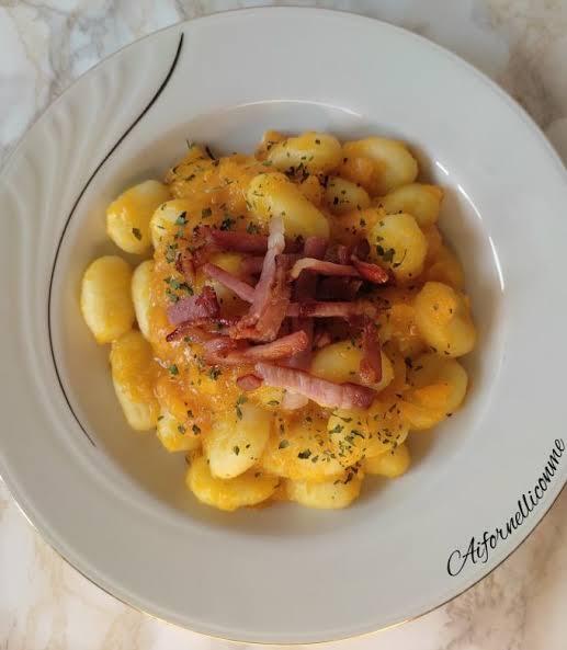 Gnocchi con crema di patate, speck croccante e scamorza