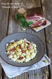 Gnocchi al pesto di pistacchi e speck