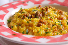 Risotto allo zafferano con piselli e salsiccia