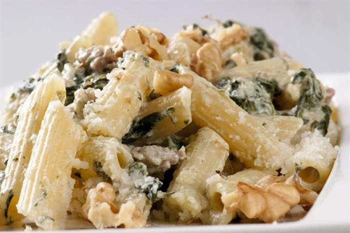 Pasta con crema di ricotta, spinaci e noci