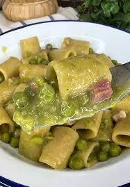 Pasta con piselli, pancetta e crema di ricotta