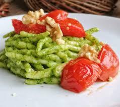 Trofie al pesto di rucola e noci con pomodorini confit