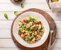 Insalata di riso estiva con gamberi, avocado e lime