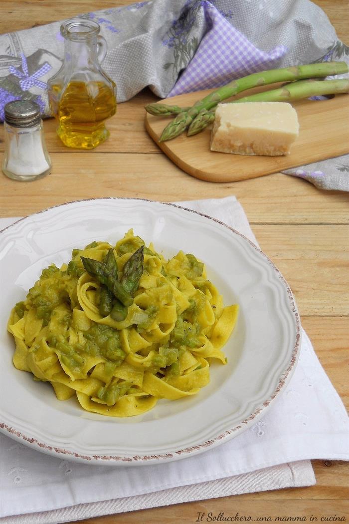 Pasta con asparagi cremosa