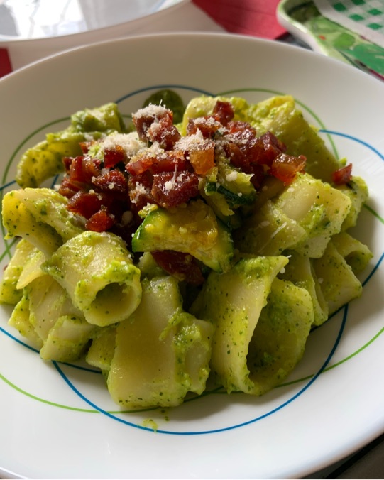 Pasta alla crema di zucchine e speck