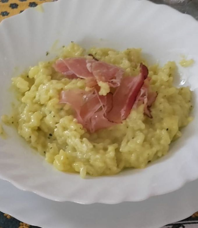 Risotto allo zafferano con crema di parmigiano e speck