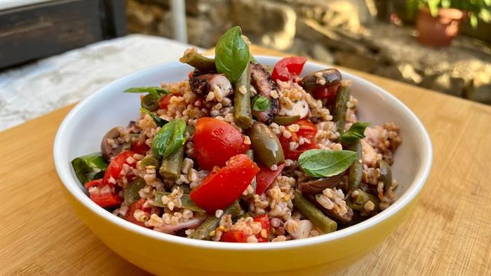 Insalata di farro mediterranea da portare in spiaggia
