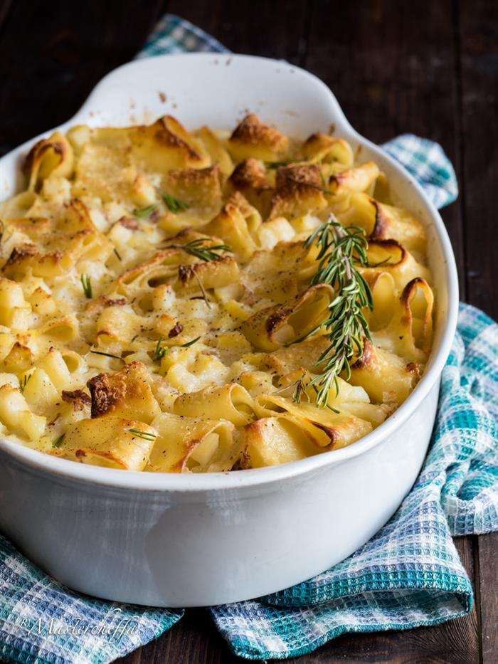 Pasta e patate al forno con provola e besciamella