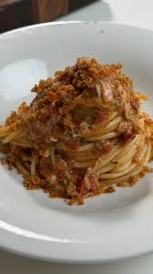 Spaghetti freddi mediterranei con tonno scottato, crema di a