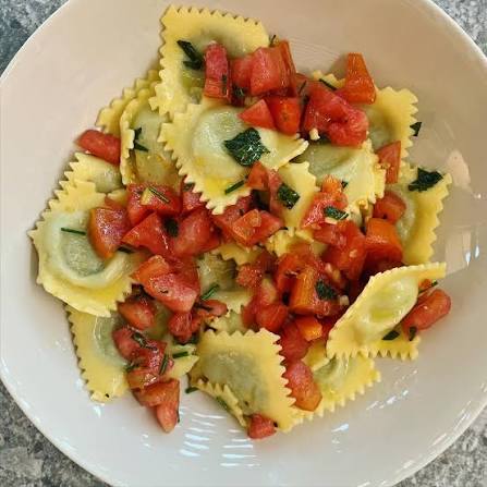 Ravioli freddi con pomodorini, mozzarella e basilico