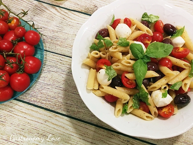 Pasta fredda mediterranea con pomodorini, mozzarella e basil