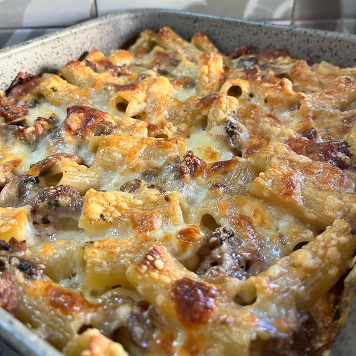 Pasta al Forno con Besciamella, Salsiccia e Funghi