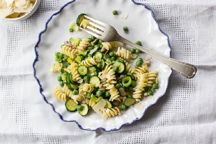 Pasta primavera con zucchine, piselli e limone