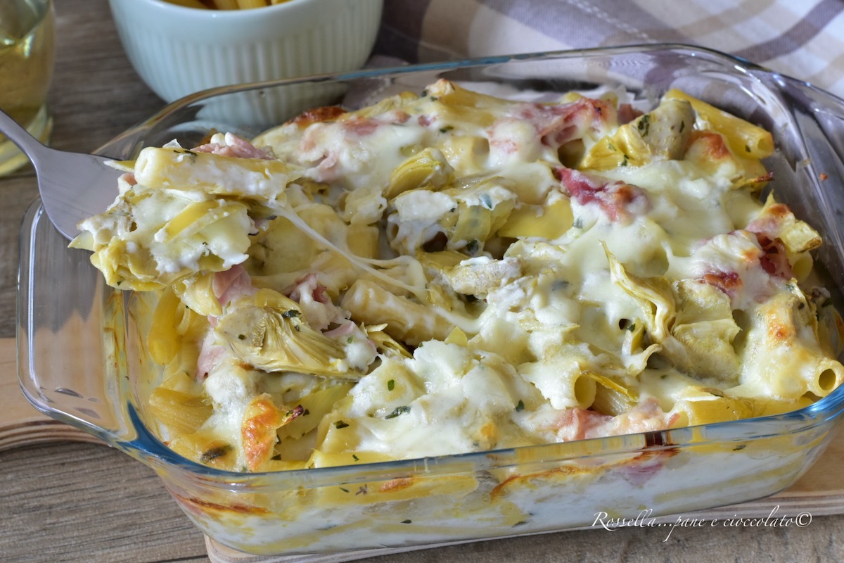 Pasta al forno con carciofi e prosciutto cotto