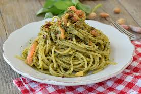 Spaghetti freddi con salmone, burrata, pesto di pistacchi e