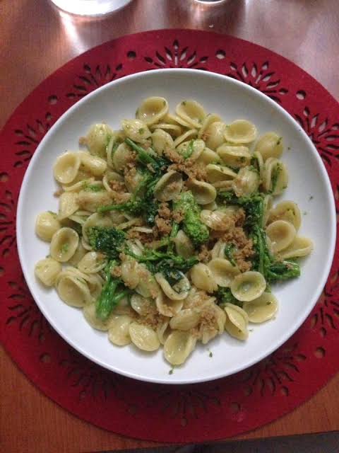 Pasta con cime di rapa e acciughe