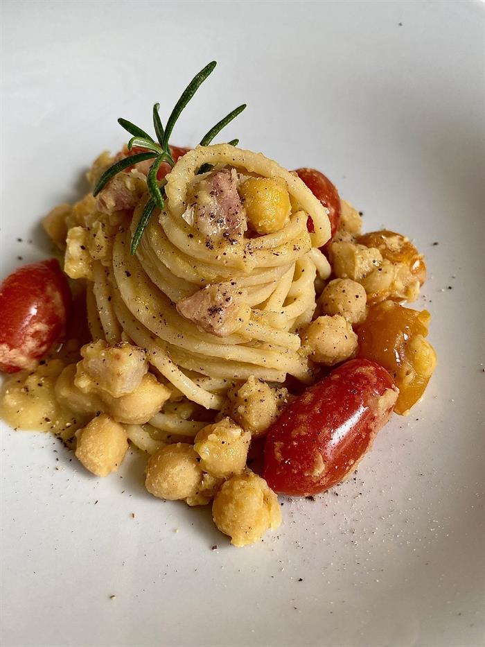 Pasta con ceci, pancetta e rosmarino