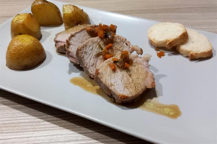 Arrosto di maiale alle erbe con patate al forno