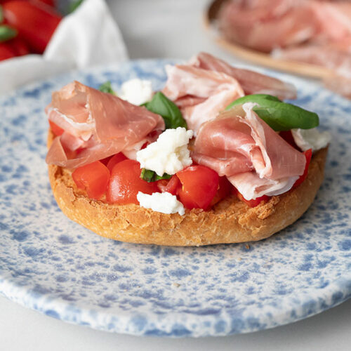 fresella con mozzarella di bufala e prosciutto crudo