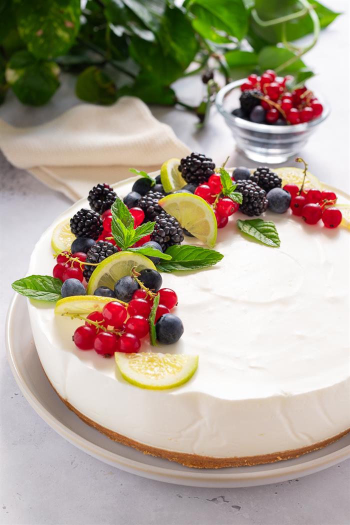 Torta fredda allo yogurt, limone e frutti di bosco