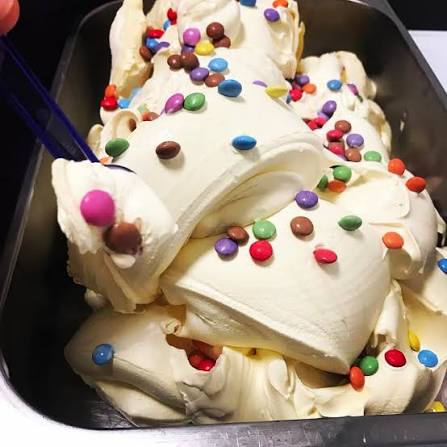 gelato alla vaniglia con Smarties,