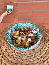 Insalata di gamberi e avocado in bicchierini con tè freddo p