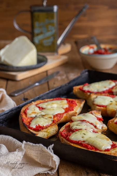 Pane con pomodoro e mozzarella