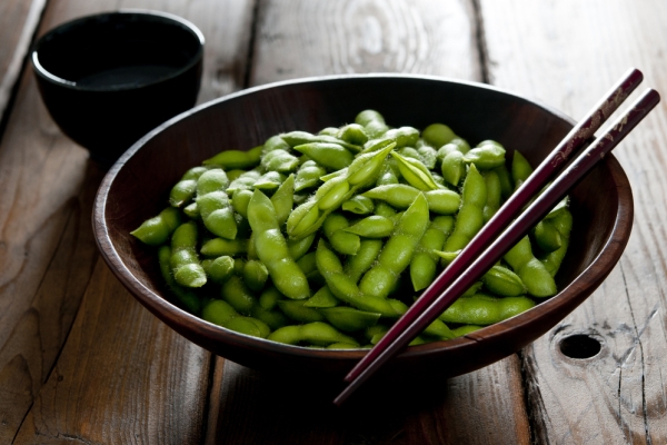 Come preparare edamame piccanti con salsa sriracha