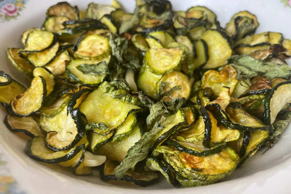 Zucchine saltate in padella con aglio e limone