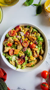Insalata mediterranea con ceci, feta e verdure fresche