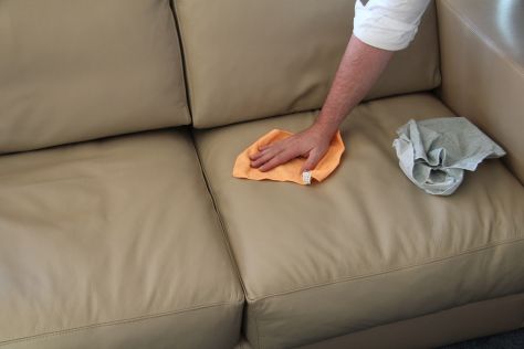 Come pulire il divano in pelle